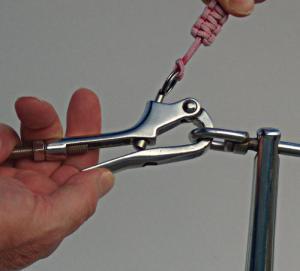 Closing a Pelican Hook / Gate Hook